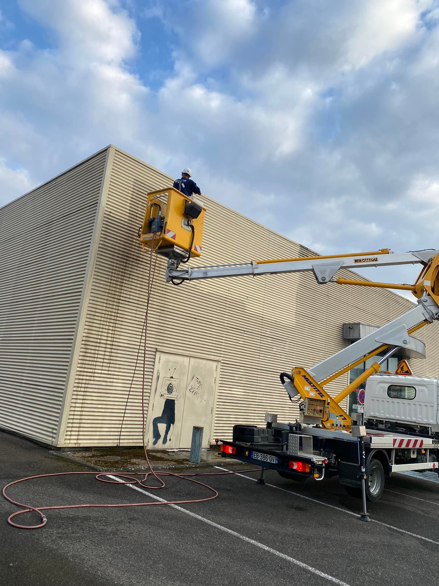 Nettoyage de bardage industriel avec nacelle