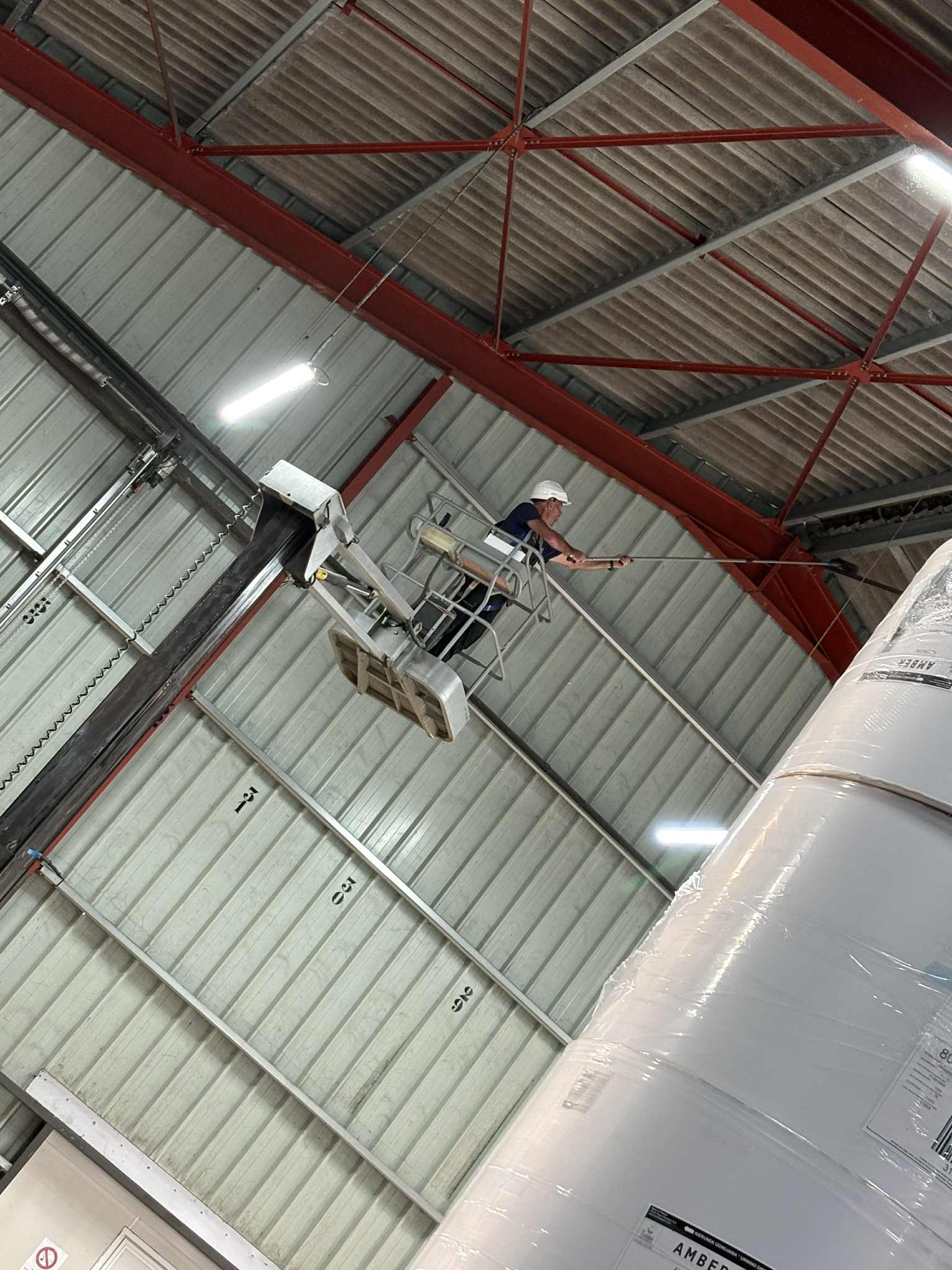 Nettoyage industriel intérieur avec nacelle