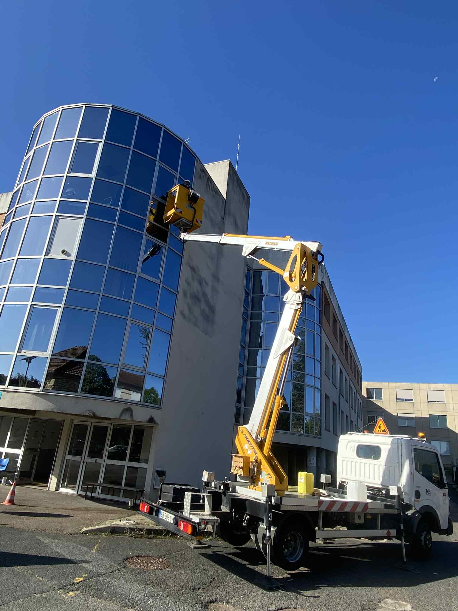 Nettoyage façade vitrée immeuble de bureaux avec nacelle