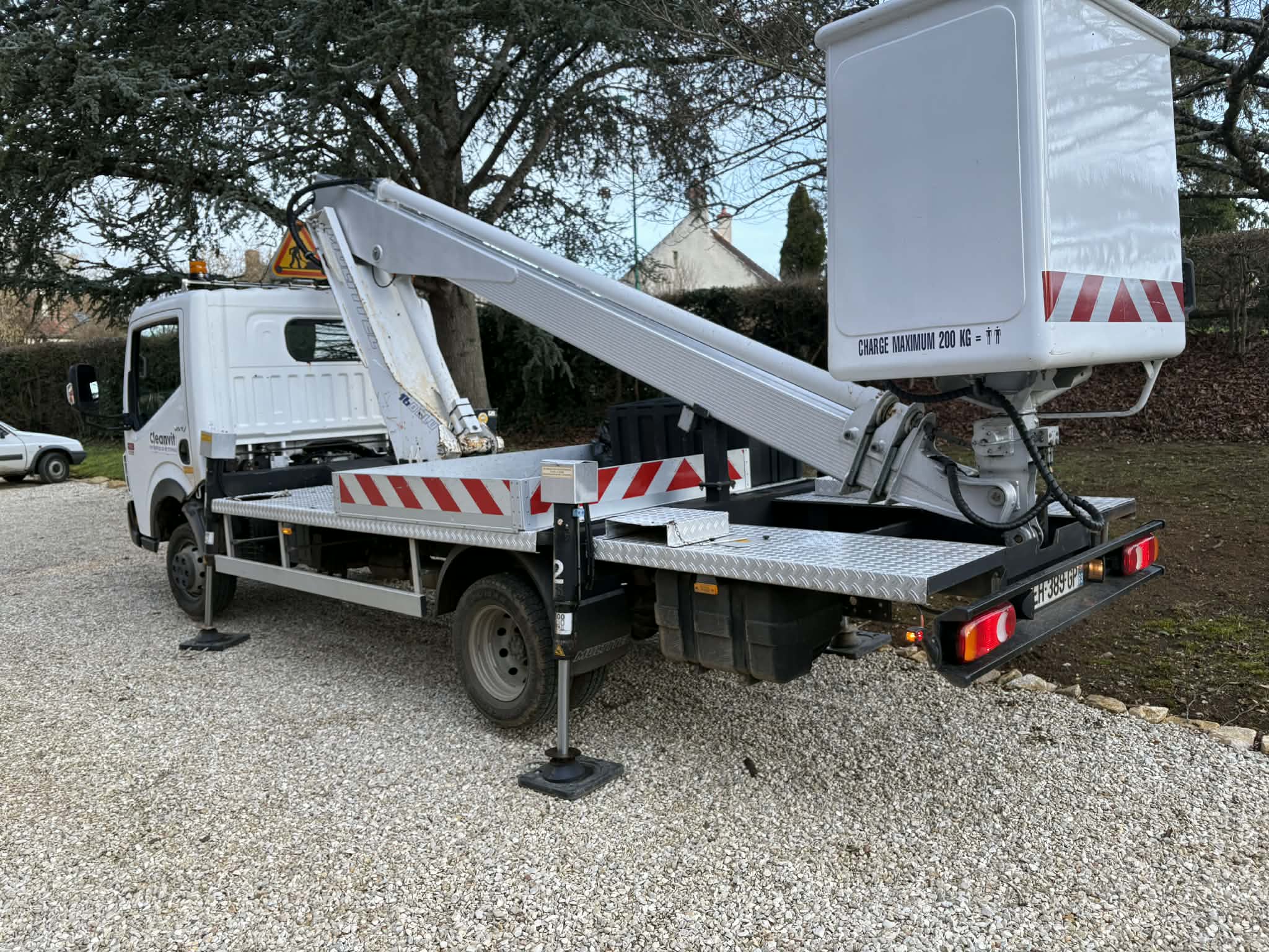 Nettoyage façade vitrée immeuble de bureaux avec nacelle